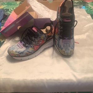 Sketchers women’s tropical print on mesh upper lace up design.